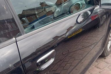 Audi Q5 gets a new side window and front windscreen in drive way